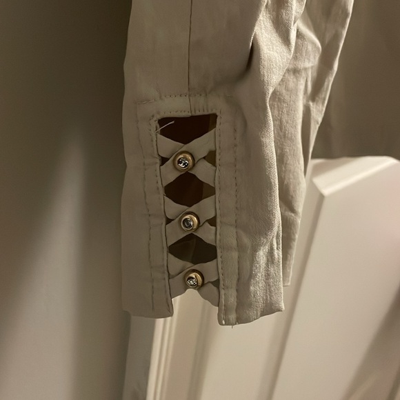 Cream colored capri pants by Attyre - Picture 3 of 5